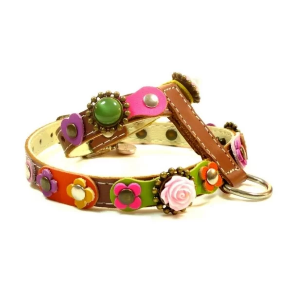 Côté droit du harnais pour chien en cuir coloré de style vintage avec des roses, des fleurs et des pierres roses.