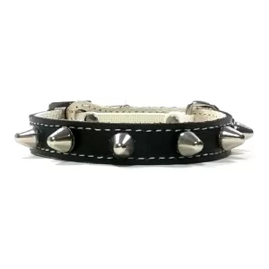 Elastic breakaway safety buckle of punk spiked cat collar in black leather.