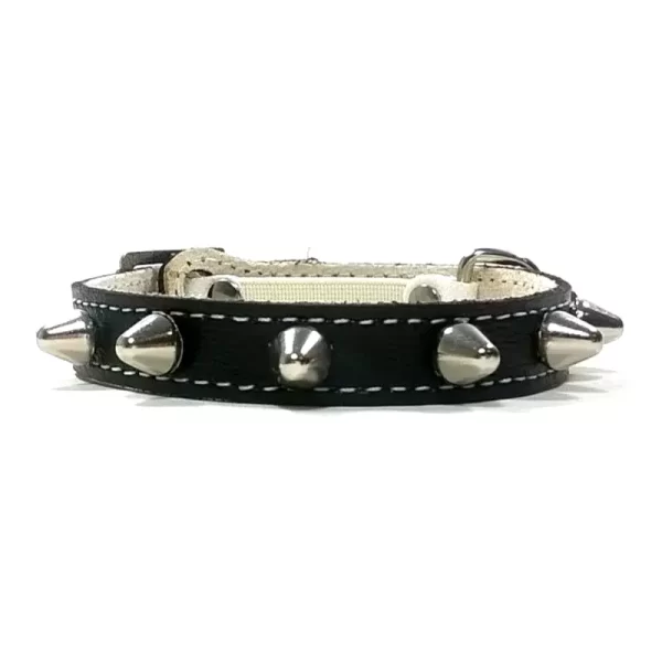 Elastic breakaway safety buckle of punk spiked cat collar in black leather.